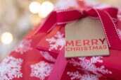 メリークリスマスと英字で書かれたプレートが付いたラッピングボックスの画像
