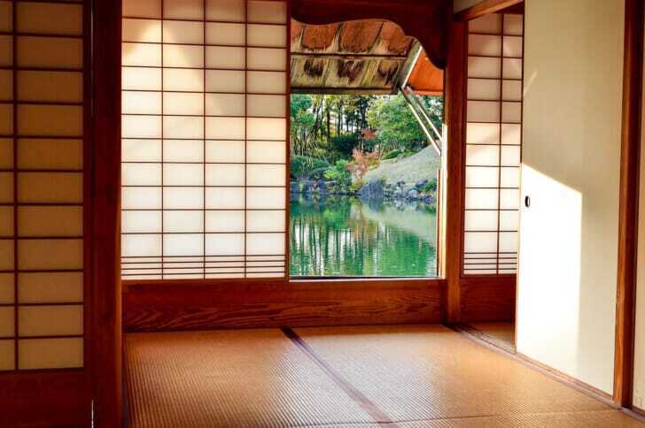 日本家屋にある障子の写真
