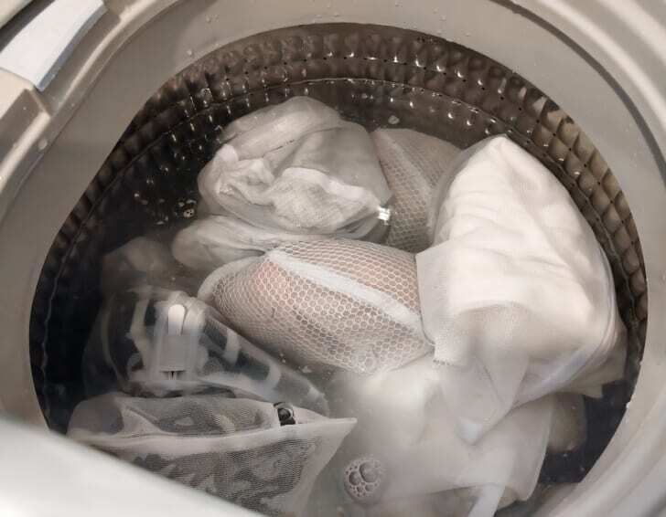 洗濯ネットに入れて洗濯機を回している写真