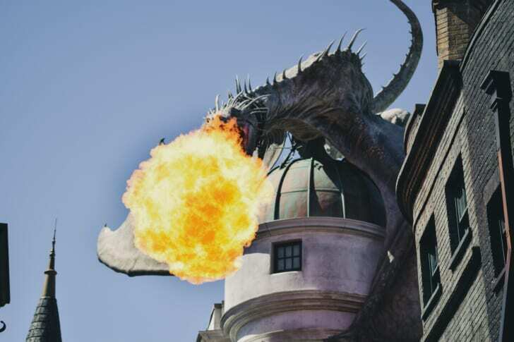 ドラゴンが火を噴いている写真