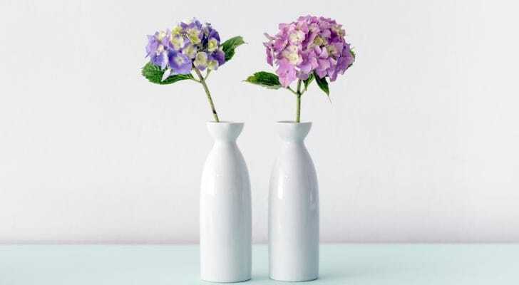 おしゃれな陶器製の一輪挿しで花が映える! かわいい花瓶やフラワーベースを紹介