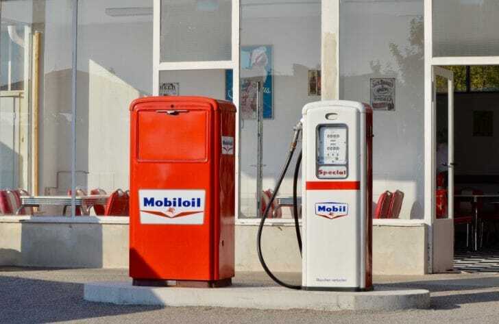 外国のガソリンスタンドの写真