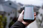 ソーラーモバイルバッテリーを太陽にかざしている写真