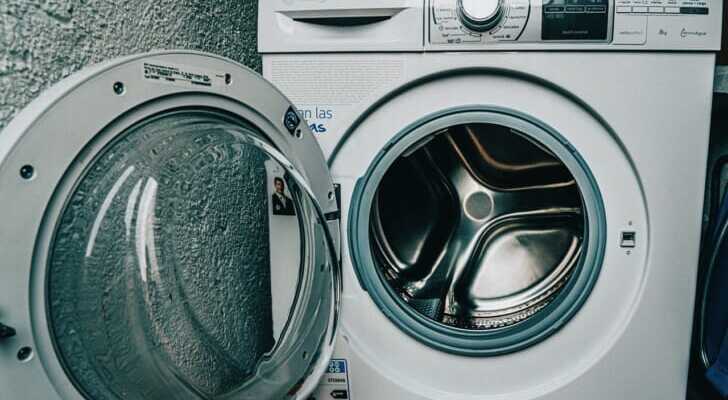 前扉が開いている洗濯機の写真