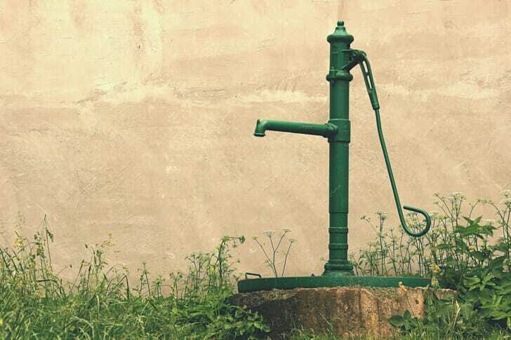 レトロでおしゃれな立水栓の写真